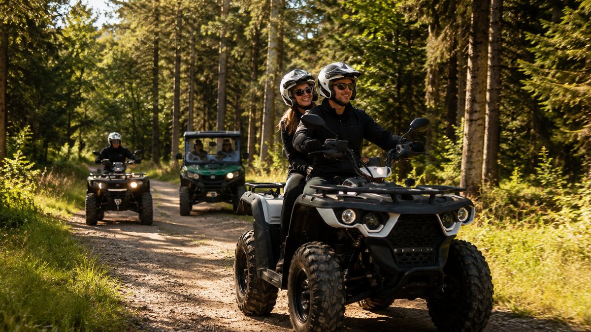 Couple en quad sur un chemin forestier