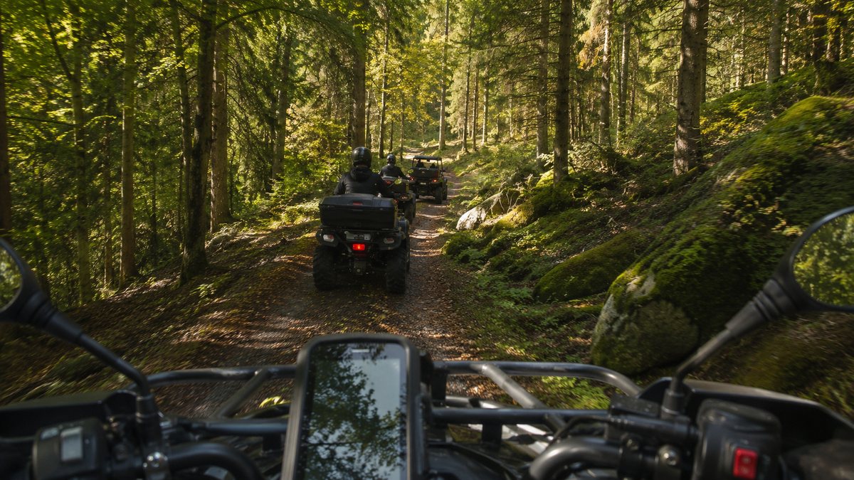 Guidage GPS visible depuis un quad en forêt