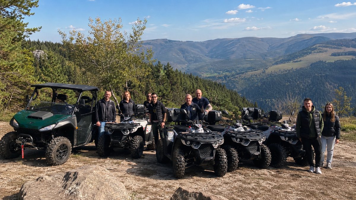Groupe avec quads et UTV sur un point de vue