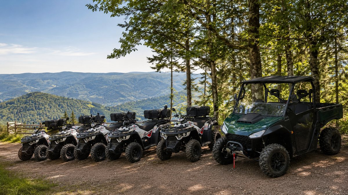Quads et UTV alignés devant un panorama de montagne