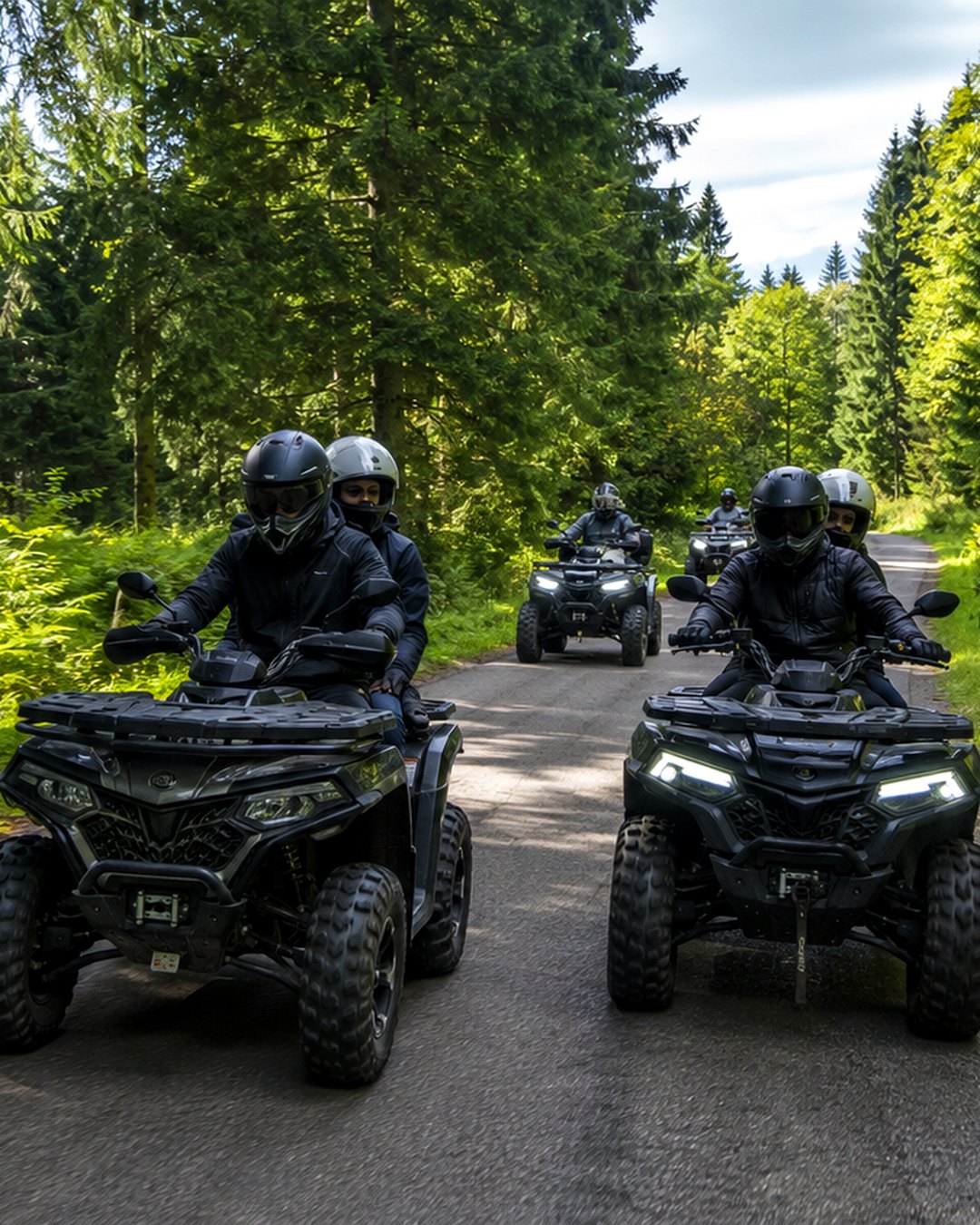 Convoi de quads en forêt vosgienne avec véhicules proches et route encadrée