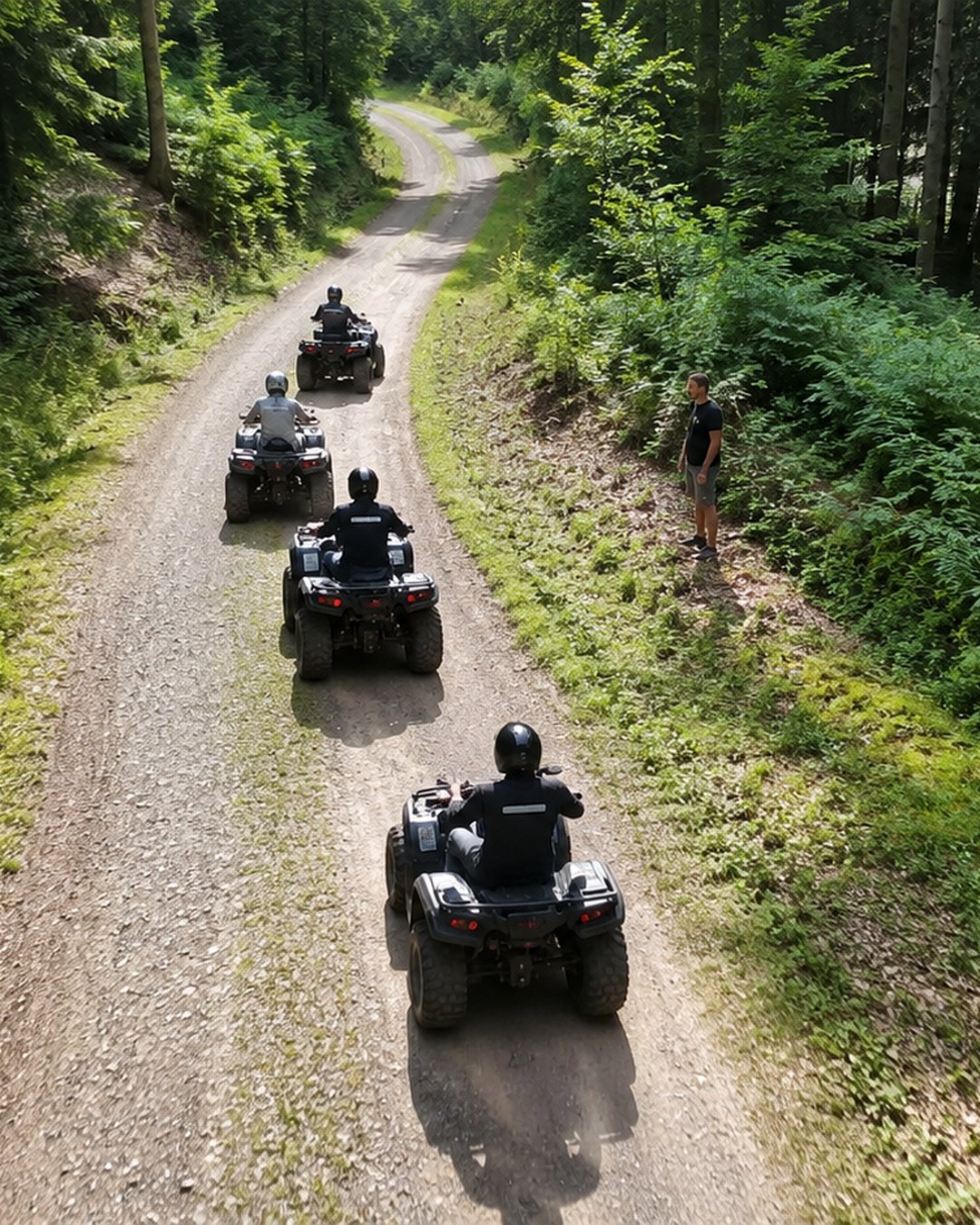 Vue drone d'une balade en quads sur une route forestière des Vosges